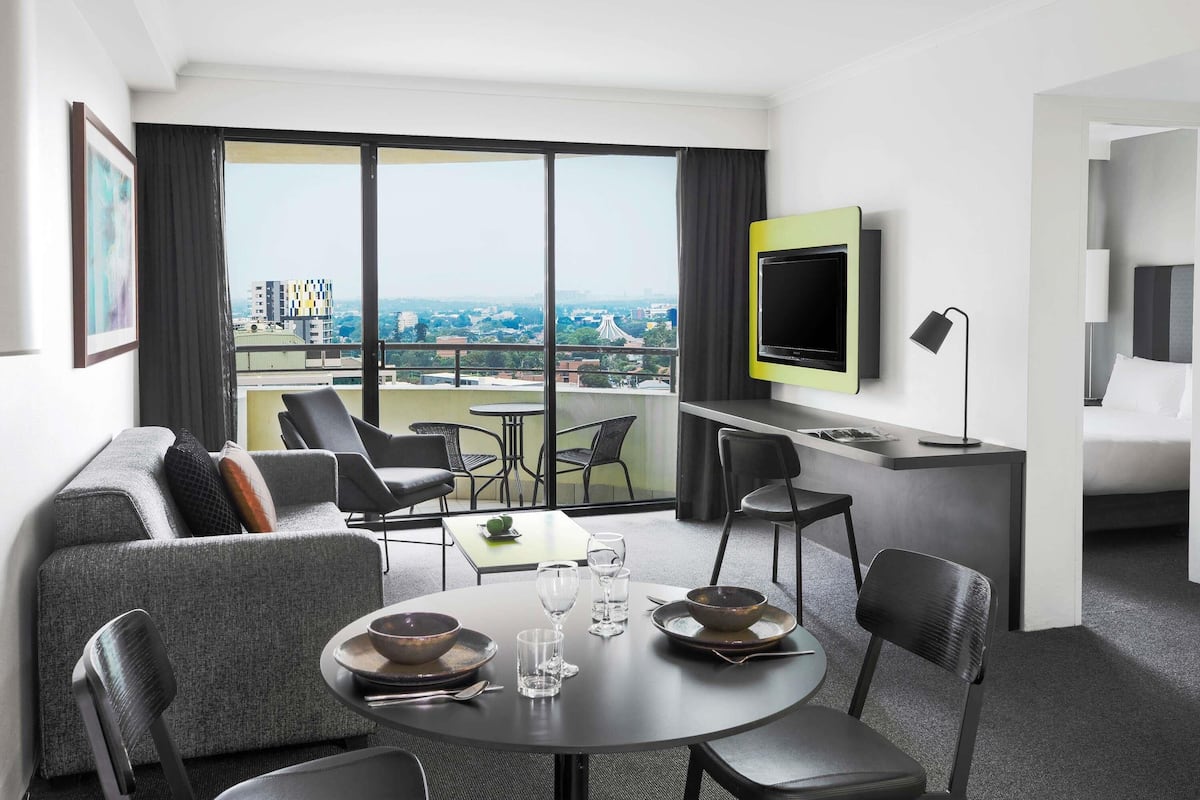 1 habitación, escritorio y cortinas blackout