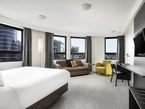 Estudio ejecutivo, 1 cama de matrimonio grande (Spa) | 1 dormitorio, escritorio, cortinas opacas