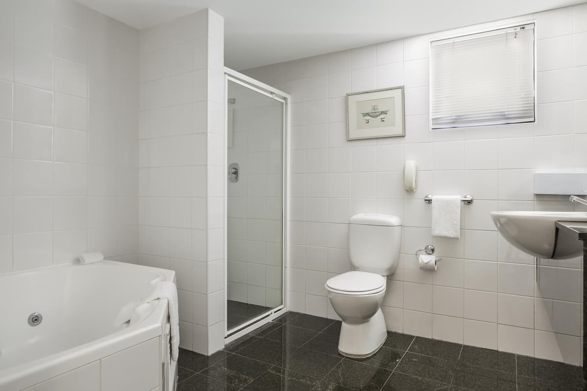 Suíte conforto, 2 camas de casal | Escrivaninha, cortinas blackout, ferros/tábuas de passar roupa