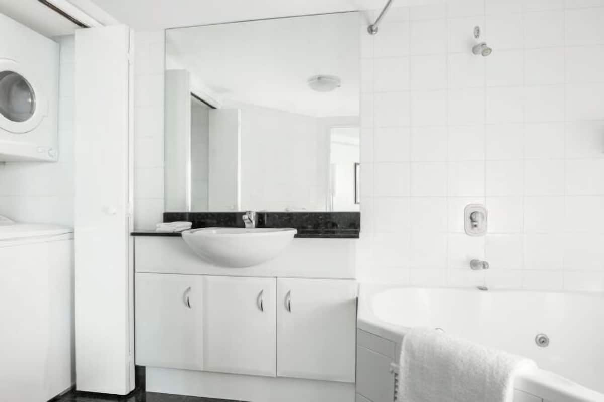 Badezimmer | Dusche, kostenlose Toilettenartikel, Haartrockner, Handtücher