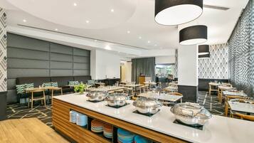 بوفيه فطور يوميًا بتكلفة قدرها (26 AUD للشخص)