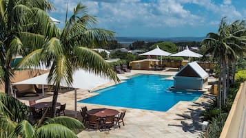 室外泳池;泳池傘、躺椅