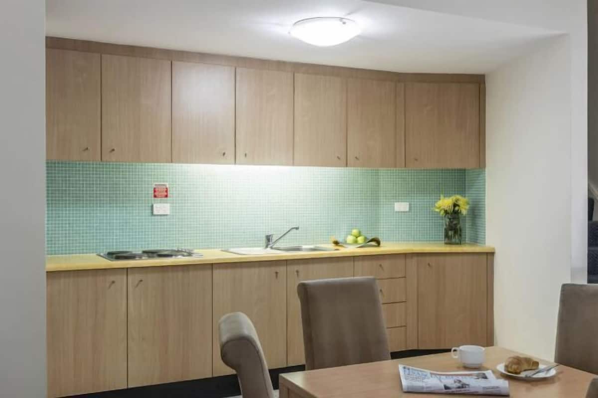Private kitchen | Fridge, microwave, stovetop, coffee/tea maker