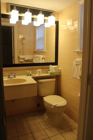 Combined shower/bathtub, hair dryer, towels