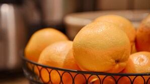A bowl of oranges.