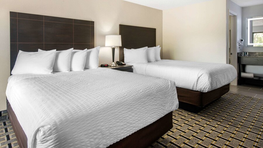 Clarion Inn & Suites Kissimmee-Lake Buena Vista South