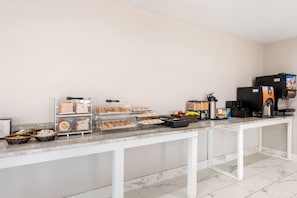 Buffet déjeuner gratuit tous les jours
