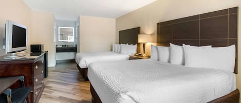 Standaard kamer, 2 queensize bedden, niet-roken | Een kluis op de kamer, een bureau, een laptopwerkplek