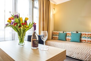 Deluxe Room | 1 bedroom, minibar, desk, iron/ironing board