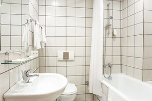 Ensemble douche/baignoire, articles de toilette gratuits, sèche-cheveux