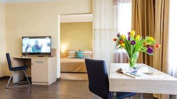 1 habitación, minibar, escritorio y tabla de planchar con plancha