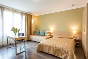 Chambre Deluxe | Minibar, bureau, fer et planche à repasser, accès au Wi-Fi (inclus)