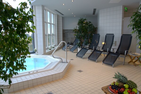 Indoor spa tub
