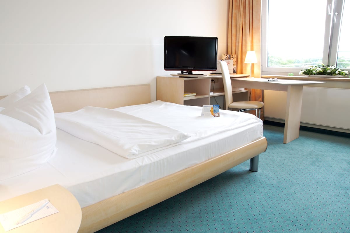 one-room apartment, 1.40m bed | 1 bedroom, hypo-allergenic bedding, desk, blackout curtains