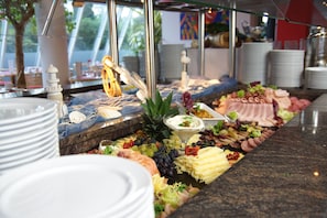 Frokostbuffé hver dag (EUR 18.50 per person)