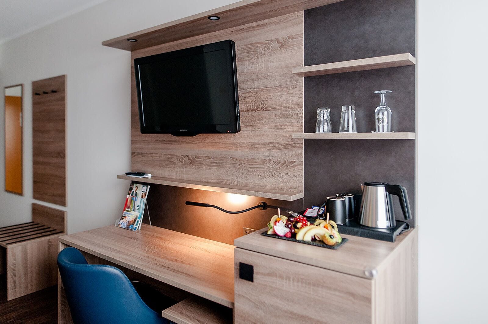 1 bedroom, hypo-allergenic bedding, desk, blackout curtains