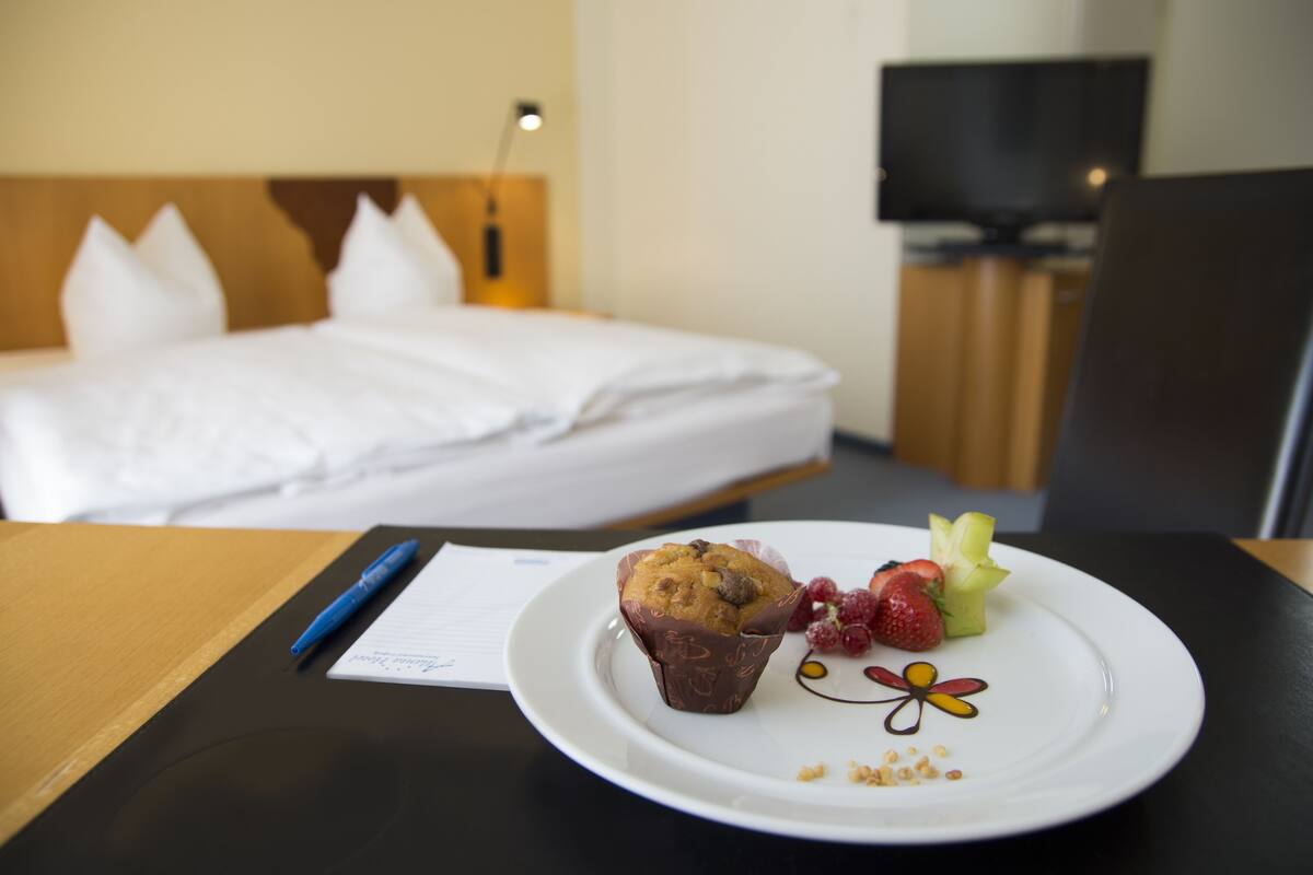 1 bedroom, hypo-allergenic bedding, desk, blackout curtains