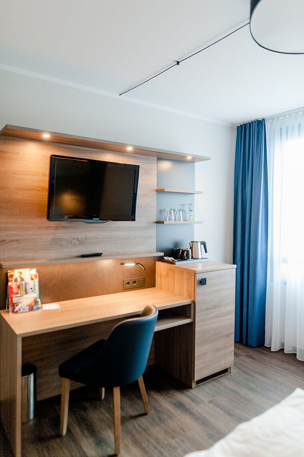 1 bedroom, hypo-allergenic bedding, desk, blackout curtains