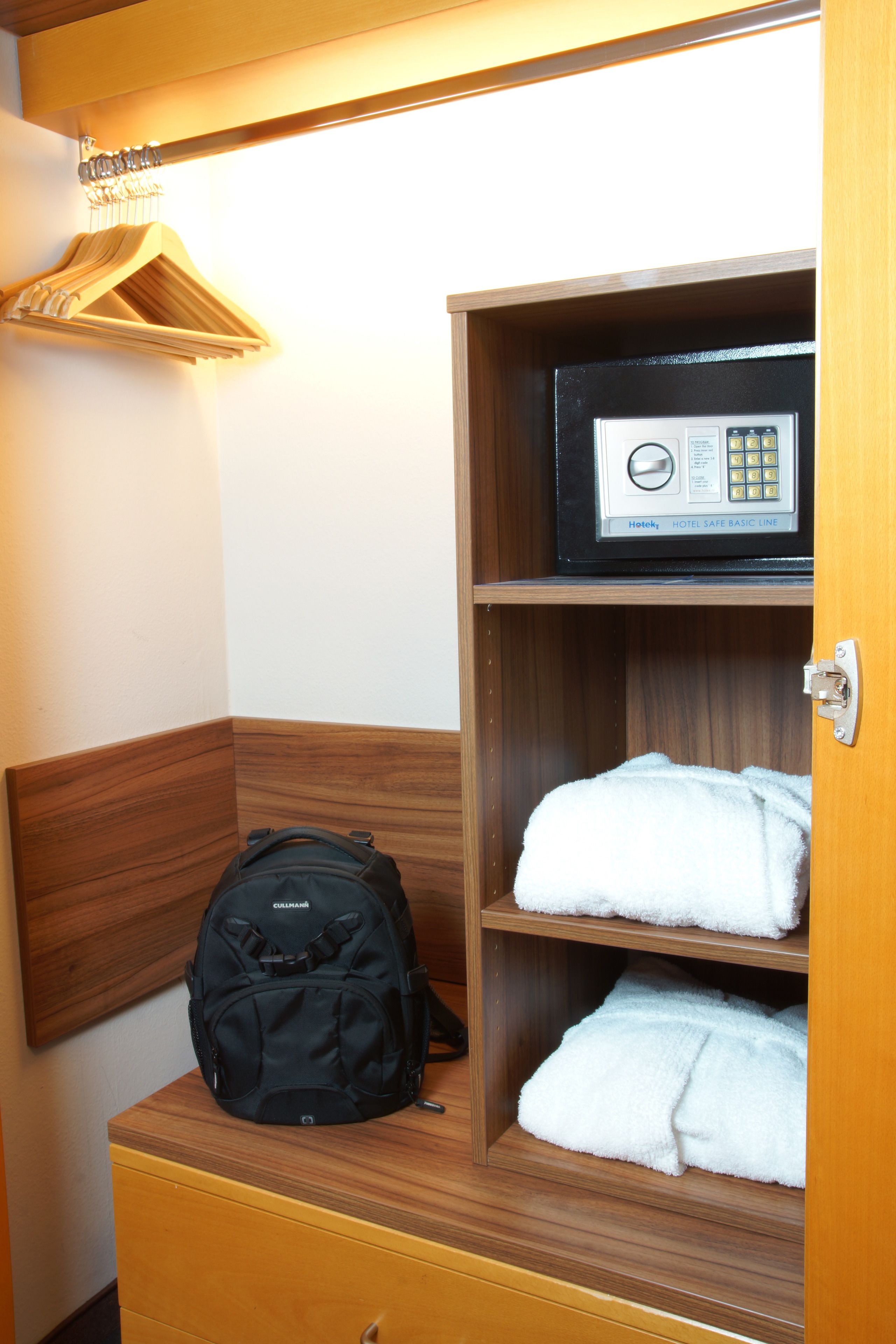 1 bedroom, hypo-allergenic bedding, desk, blackout curtains