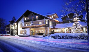 Experience the charm of traditional Alpine architecture at Hotel Bold, featuring a spacious balcony and inviting entrance.
