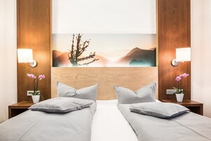 Ropa de cama hipoalergénica y caja de seguridad en la habitación 