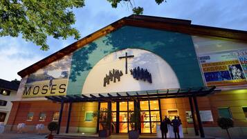 Un edifici amb un gran rètol que diu “Moses” i un símbol de creu.