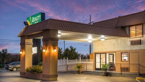 A Quality Inn with a covered entrance, outdoor lighting, and a parking lot. - Quality Inn Clovis (Clovis)
