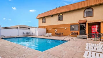 Kauden mukainen ulkouima-allas