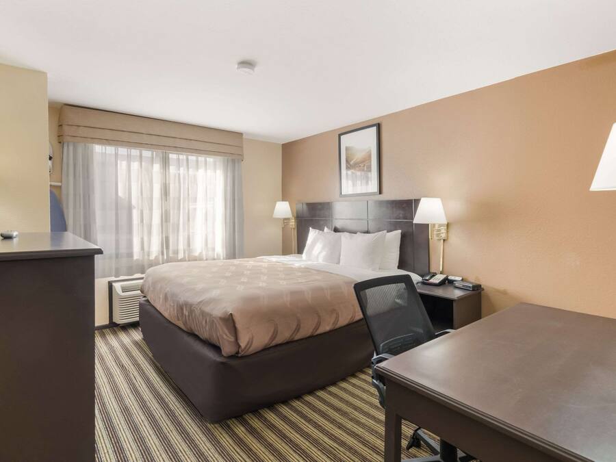 Rom – standard, 1 kingsize-seng, ikke-røyk | Skrivebord, strykejern/-brett, wi-fi (inkludert) og sengetøy