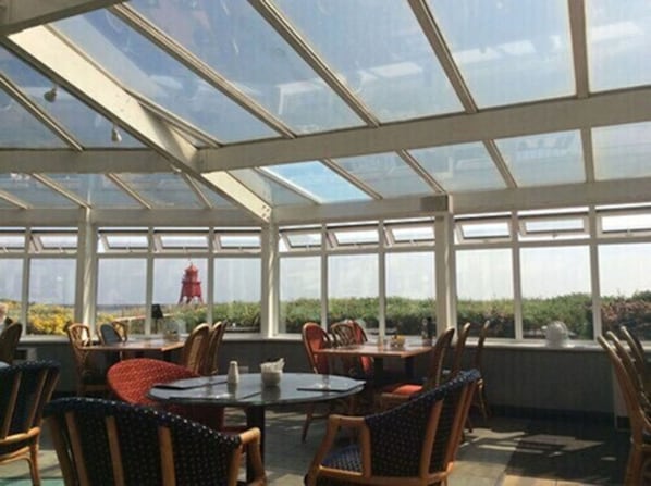 Serveert ontbijt, lunch, diner, Britse gerechten 