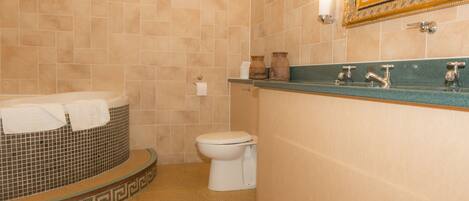 Ein Badezimmer mit Badewanne, Toilette und Waschbecken.