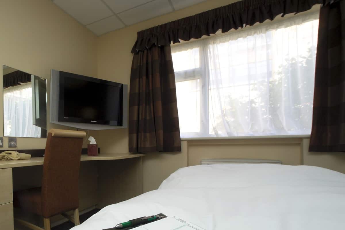 In-room safe, desk, iron/ironing board (on request), cribs (free)