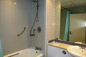 Ensemble douche/baignoire, articles de toilette gratuits, sèche-cheveux