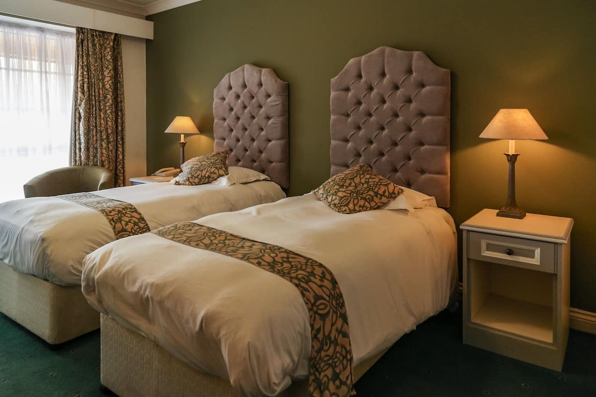 Chambre avec lits jumeaux, 2 lits une place, salle de bains attenante, rez-de-chaussée