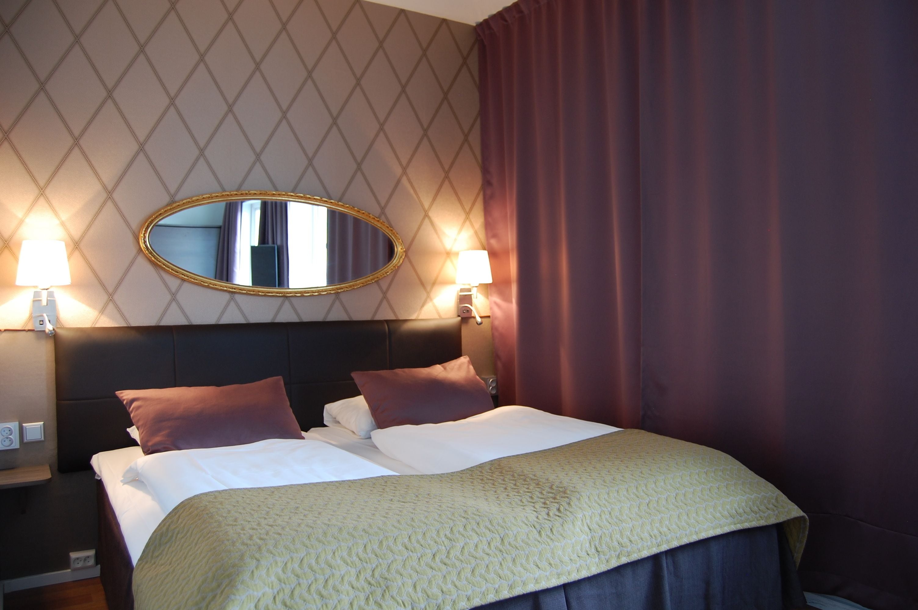 minibar, desk, iron/ironing board, cots/infant beds