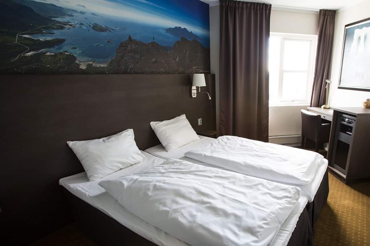 minibar, desk, iron/ironing board, cots/infant beds