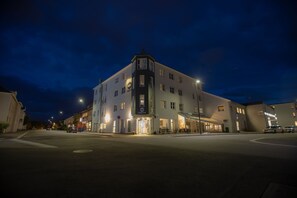 Façade de l’hébergement - soirée/nuit