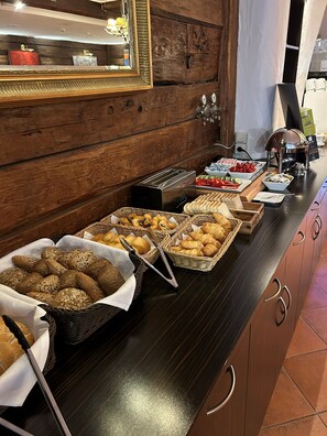 Daily buffet breakfast (EUR 13.5 per person)