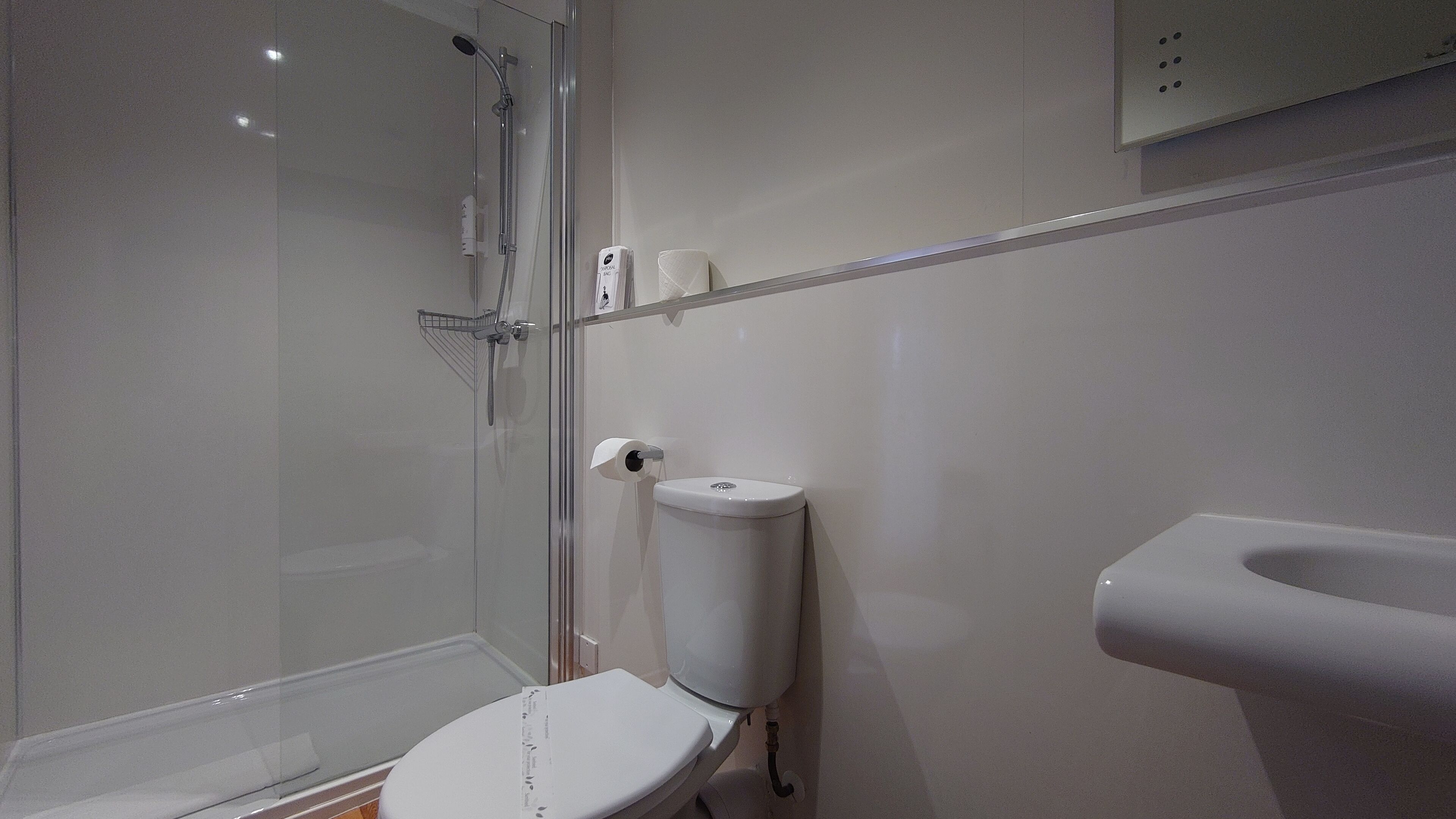 standard single room | bathroom | free toiletries, hair dryer, towels