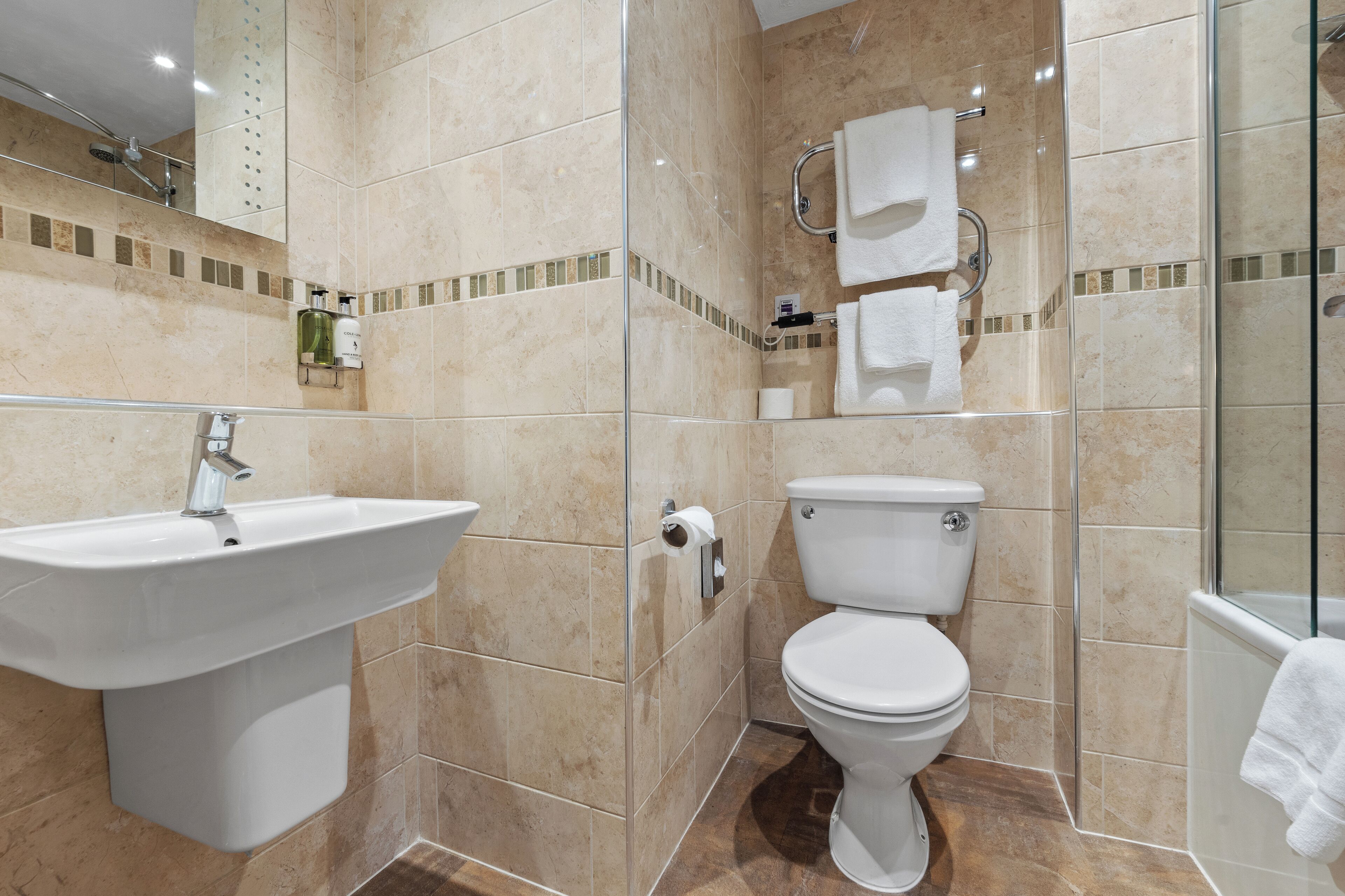 standard twin room | bathroom | free toiletries, hair dryer, towels