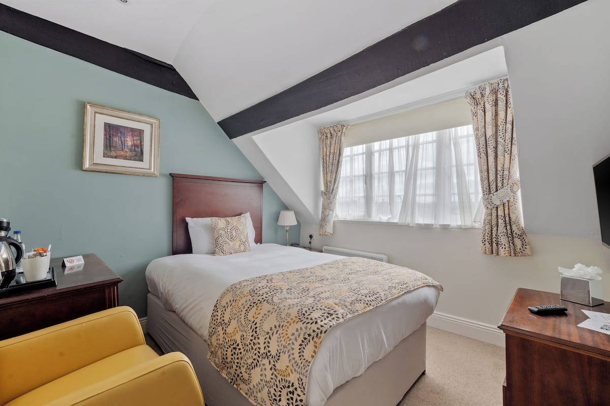 Standard Single Room | Peralatan tempat tidur premium, tilam berlapik