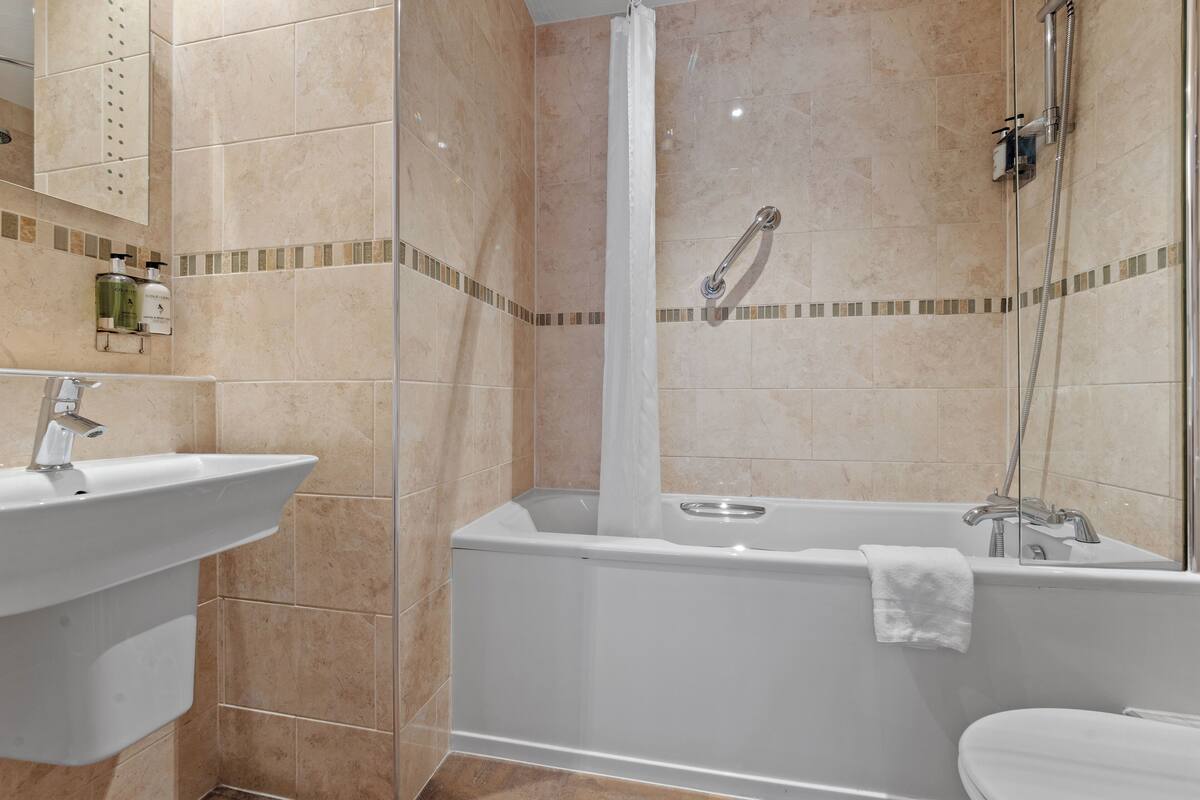 standard double room | bathroom | free toiletries, hair dryer, towels