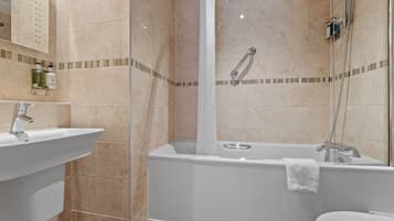 Un baño con lavabo, bañera y ducha.