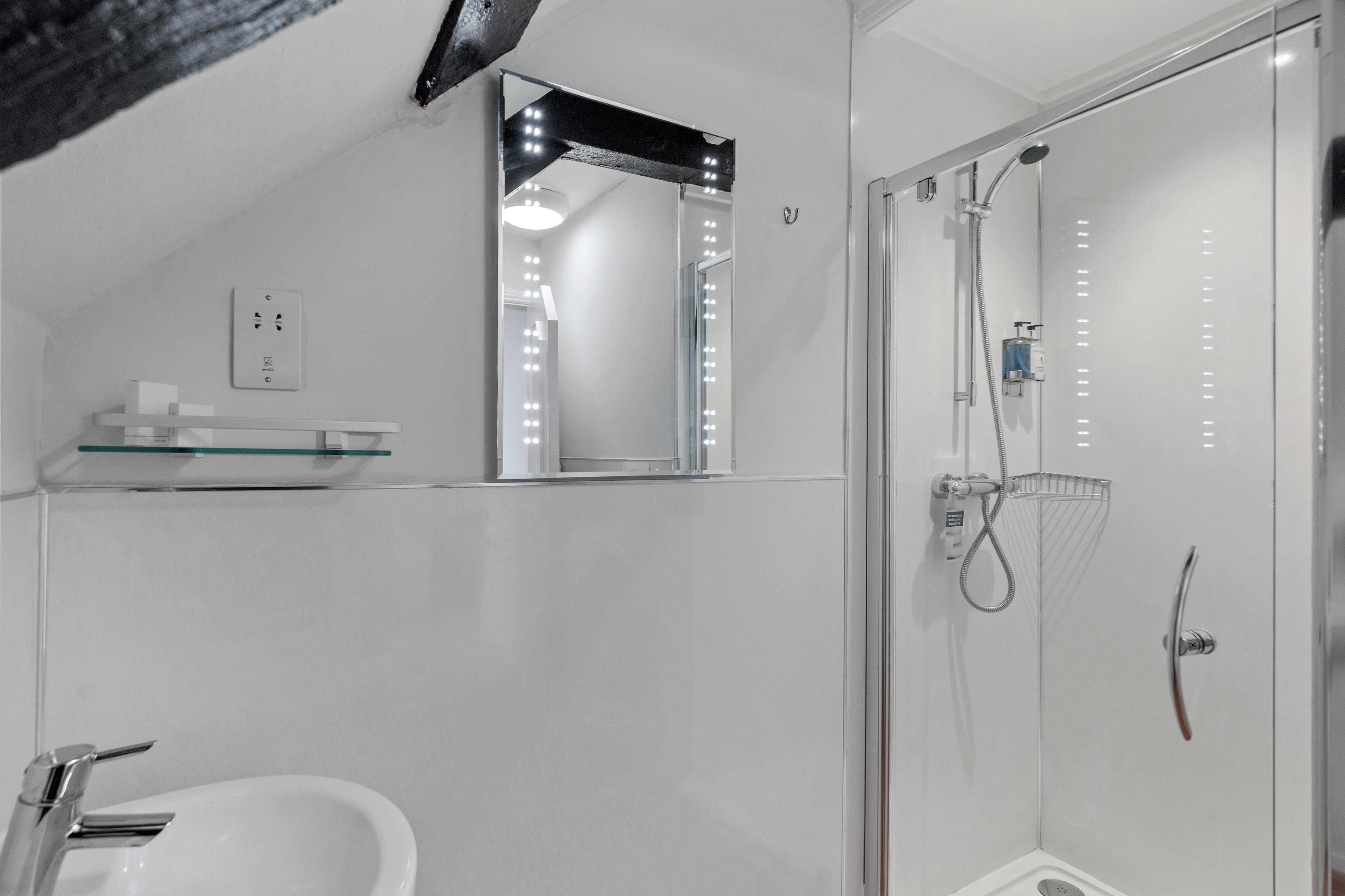 standard single room | bathroom | free toiletries, hair dryer, towels