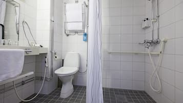 Buồng tắm vòi sen, máy sấy tóc, khăn tắm