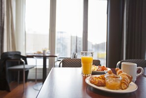 Free daily buffet breakfast