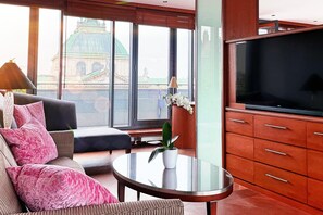 Tower Suite | منطقة المعيشة | تلفزيون بحجم 105-سم يعرض قنوات تلفزيونية باشتراك مدفوع