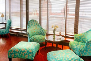 Yours Suite Balcony | Oppholdsområde | En 105-centimeters TV med kabel-kanaler