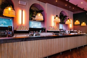 Bar (trong khuôn viên)