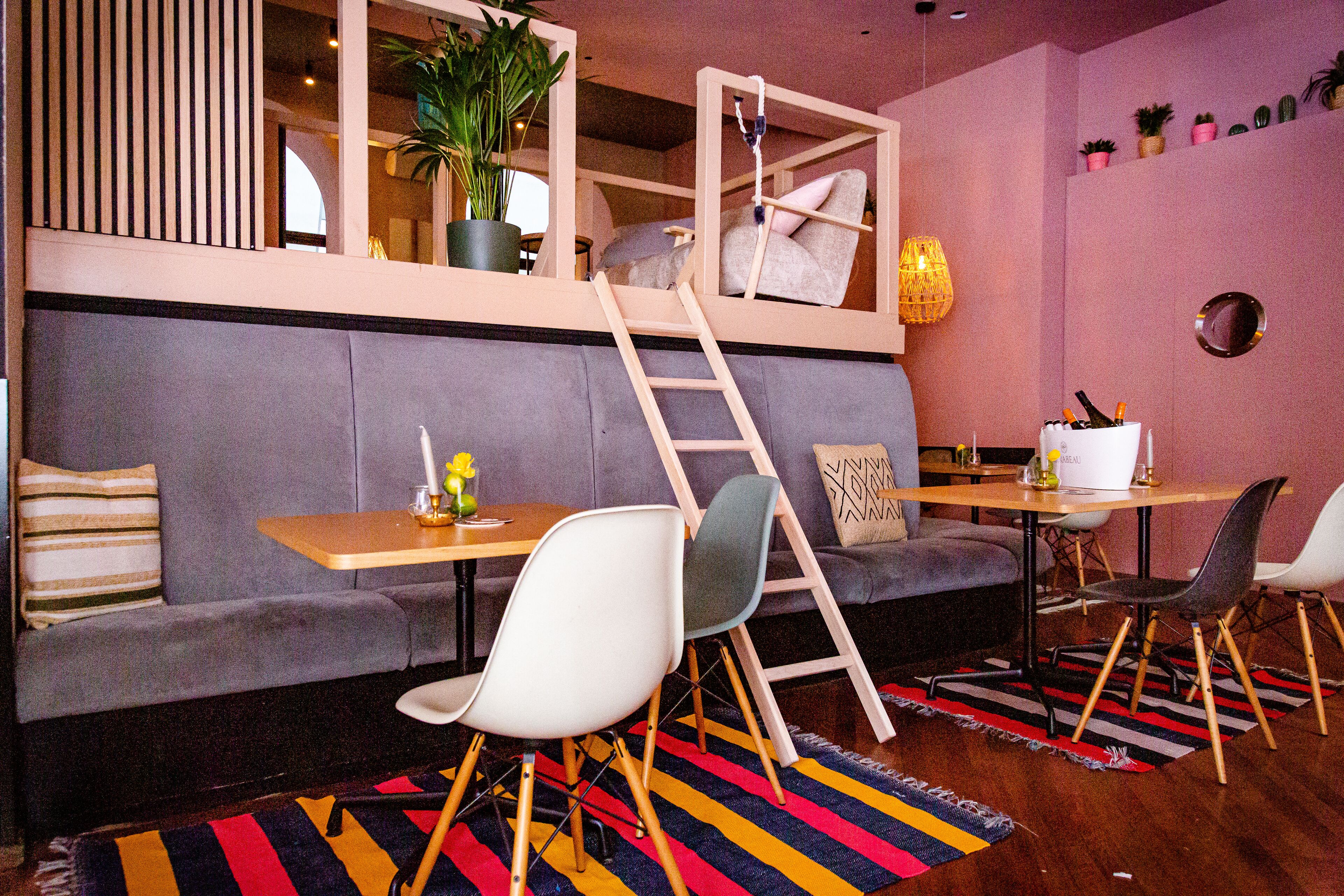 breakfast, lunch and dinner served